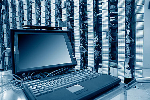 电脑屏幕不能全屏显示怎么办_显示器有黑边无法