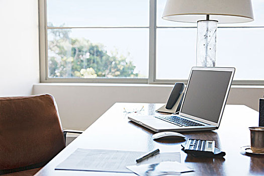 开机后显示屏幕无图像，只有一条水平亮线